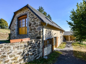 Гостиница Former farmhouse fully renovated with garden near the Auvergne volcanoes  Кальвине